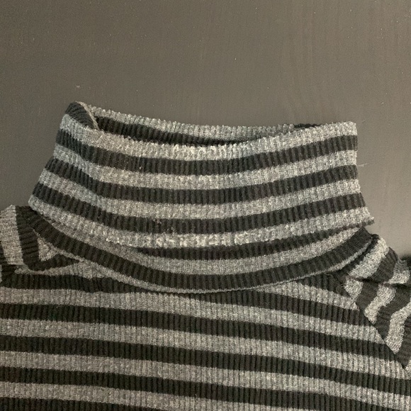 Black and grey striped turtleneck size S - Picture 2 of 6
